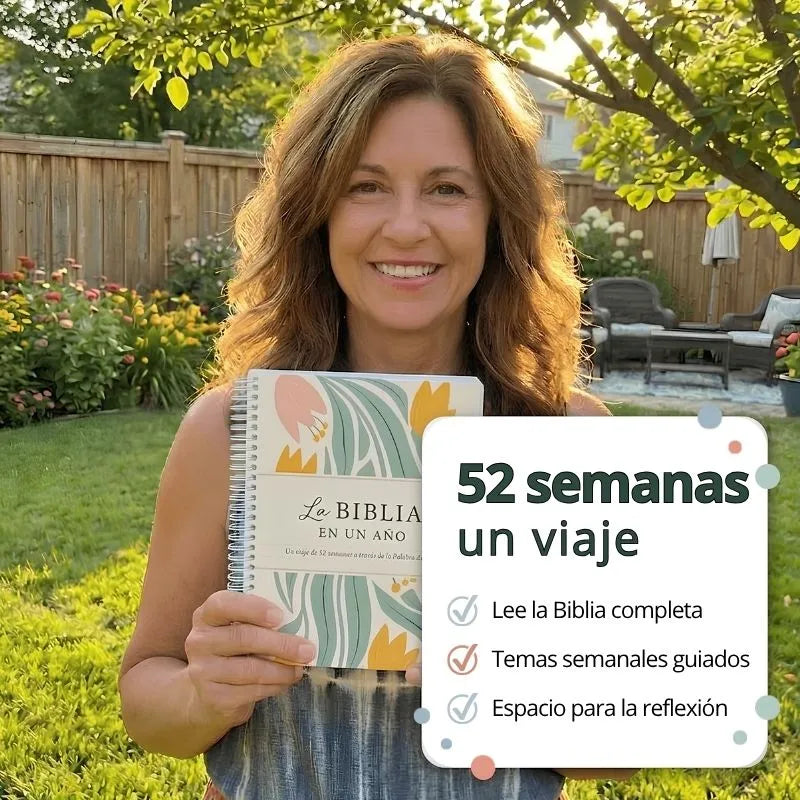 Mujer feliz con su cuaderno de plan de lectura